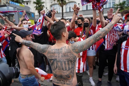 Martín, zapatero argentino de 41 años y miembro del Frente Atlético, celebra el campeonato en Neptuno.