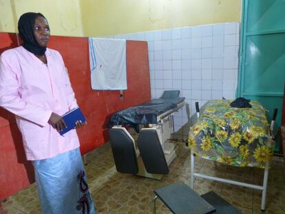 El paritorio del centro de maternidad de Tillabéry, en Níger. El 29,3% de las mujeres paren acompañadas de personal especializado, los demás son partos domésticos, lo que provoca que la tasa de mortalidad infantil ascienda a 57 bebés por cada 1.000 nacidos. (En España fallecen cuatro de cada 1.000).