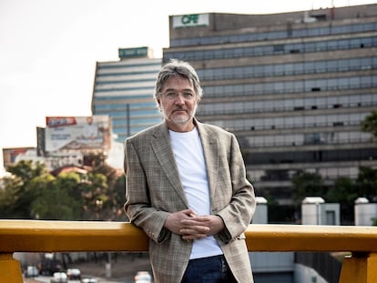 El biólogo Luis Zambrano fotografiado sobre la Avenida Reforma en Ciudad de México.