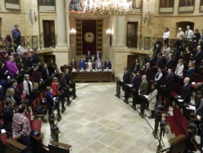 El pleno de las Juntas Generales de Bizkaia guarda un minuto de silencio este miércoles por las víctimas del accidente aéreo en Francia. 