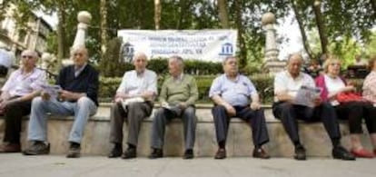 Un grupo de pensionistas concentrados en defensa de sus pensiones en Bilbao. EFE/Archivo