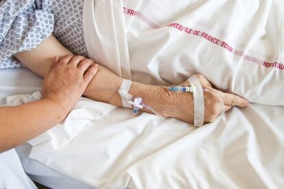 Administración de morfina en un hospital en cuidados paliativos.