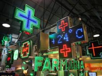 Diferentes logotipos luminosos de farmacias se muestran en un stand en el XV Congreso Nacional Farmacéutico. EFE/Archivo