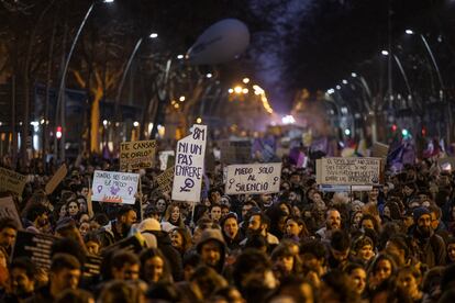 Vista de la manifestación de la Asamblea 8M que trascurre este sábado por las calles de Barcelona.