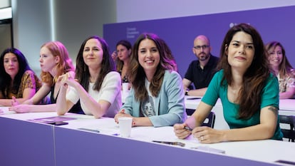 Las principales dirigentes de Podemos, en una reunión del partido el pasado 27 de junio.