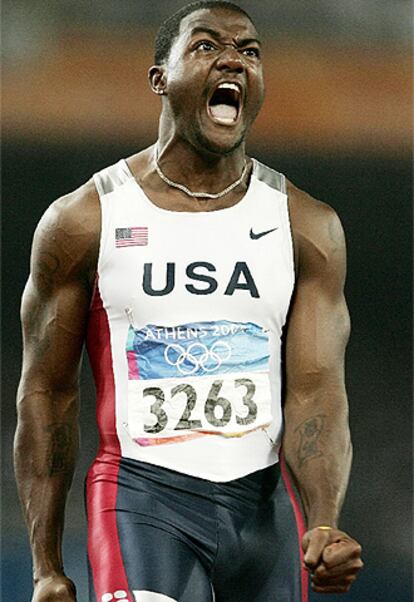 Justin Gatlin celebra su triunfo en la final de los 100 metros de los JJ OO de Atenas 2004.