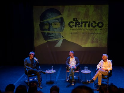 Borja Hermoso, izquierda, Carlos Boyero, y el director de cine Juan Zavala, derecha, hablan durante el debate sobre el documental 'El crítico', en el Teatro Luchana de Madrid.