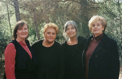 Mari Sala, Maruja Badía, Isa Ávila y Lola Aguas, las madres de los cuatro miembros de La Habitación Roja, fotografiadas en el bosque de bosque de La Vallesa, Parque Natural del Túria, L’Eliana (Valencia).