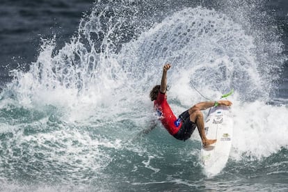 El brasileño Yago Dora durante su participación en el evento de surf Azores Airlines Pro 2017 perteneciente a la Liga de Surf Mundial, disputado en Santa Bárbara, Azores (Portugal).