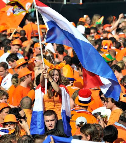 Seguidores holandeses esperan en las calles de Amsterdam a que empiece la final entre Holanda y España.