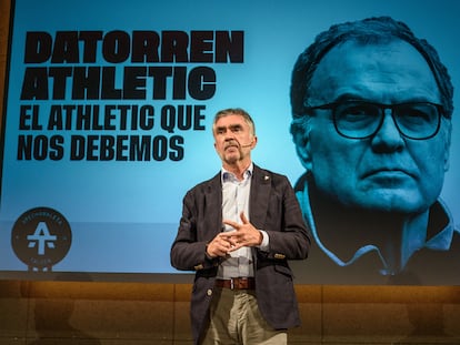 El candidato a la presidencia del Athletic Club, Iñaki Arechabaleta, en el anucio este lunes de Marcelo Bielsa como su propuesta como entrenador.