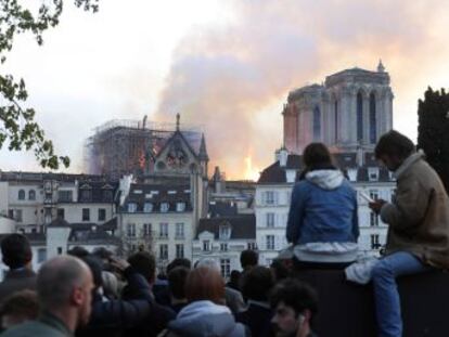 Miles de parisinos y turistas se congregan para ser testigos impotentes de la destrucción del monumento
