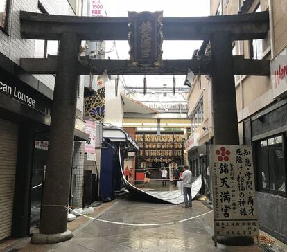 Un panel de techo caído en la entrada al santuario Nishiki Tenmangu, en el distrito comercial Shin-Kyogoku, en Kyoto (Japón).