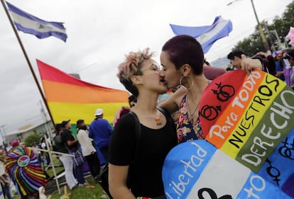 Una pareja se besa durante la manifestación por el Orgullo gay en Managua, el 28 de junio.