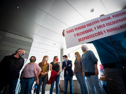 Concejales de todos los grupos de la oposición de Badalona, el dia 1, en la protesta de apoyo a las familias desalojadas.