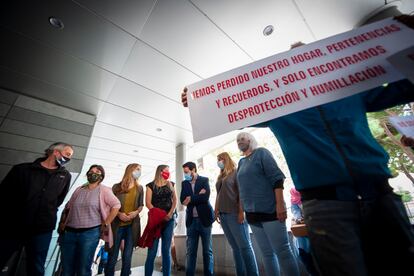 Concejales de todos los grupos de la oposición de Badalona, el dia 1, en la protesta de apoyo a las familias desalojadas.