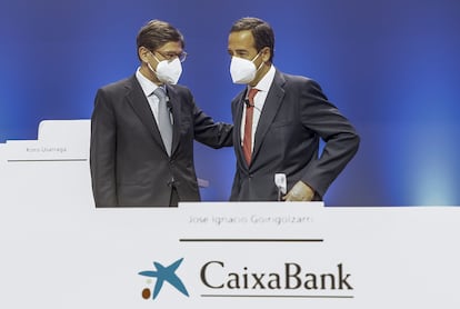 El presidente de Caixabank, José Ignacio Goirigolzarri, y el consejero delegado de la entidad, Gonzalo Gortázar, durante una reunión de la Junta General de Accionistas de Caixabank, el pasado 14 de mayo, en el Palacio de Congresos, en Valencia.