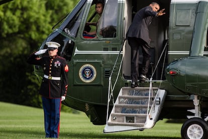 Obama saluda desde el aeropuerto 'Marine One'.