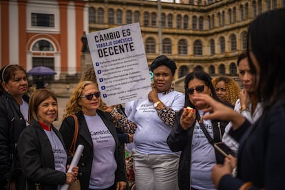 Trabajadoras domésticas en la plaza de Bolívar, en Bogotá, Colombia, el 29 de marzo de 2023