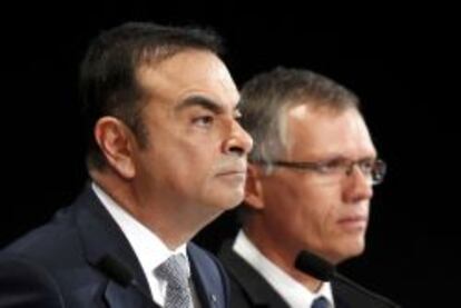 Carlos Ghosn, presidente de Renault, junto a su antigua mano derecha en la compa&ntilde;&iacute;a, Carlos TAvares.