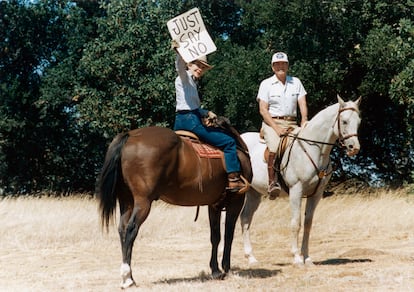 Ronald and Nancy Reagan showing a sign with a popular anti-drug message of the 1980s.