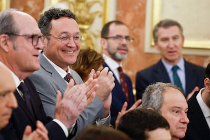 El defensor del Pueblo, ?ngel Gabilondo (a la izquierda), y el Fiscal General, ?lvaro Garca Ortiz (segundo por la izquierda). Al fondo, el presidente del PP, Alberto N?ez Feijo. 