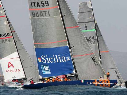 El velero italiano, en su antigua versión, <i>ITA 59,</i> en aguas valencianas.