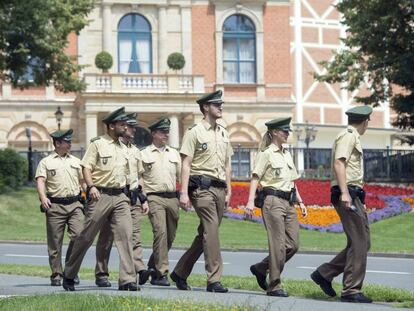 Agentes alemanes, hoy, ante la sede del festival de Bayreuth.