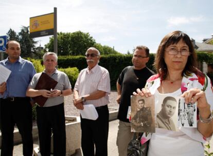 Representantes de las asociaciones, ayer en La Moncloa.