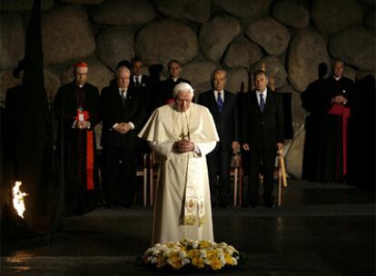 El papa Benedicto XVI reza en la Sala del Recuerdo del Museo del Holocausto, en Jerusalén.