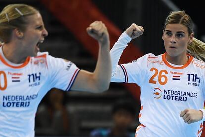 Las jugadores holandesas Danick Snelder (izquierda) y Angela Malestein (derecha), celebran un tanto.