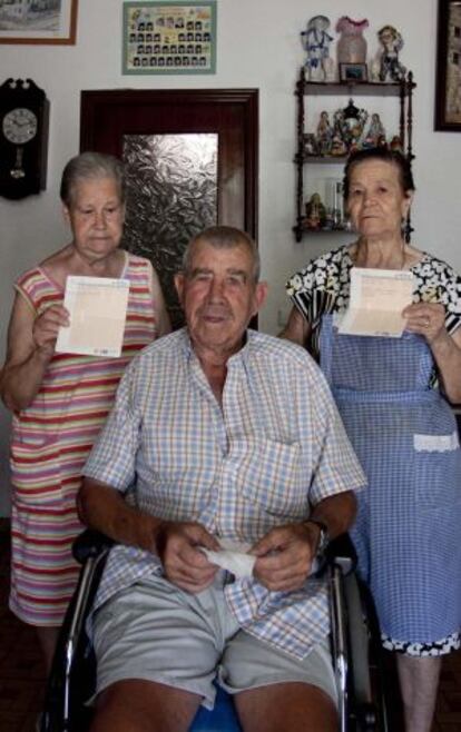 Teresa y Mar&iacute;a Mas junto a Gabriel P&eacute;rez Ant&oacute;n.