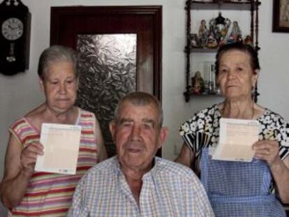 Teresa y Mar&iacute;a Mas junto a Gabriel P&eacute;rez Ant&oacute;n.