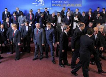 Los jefes de Estado y de Gobierno de los Veintisiete se preparan para la foto oficial de la cumbre, ayer en Bruselas.