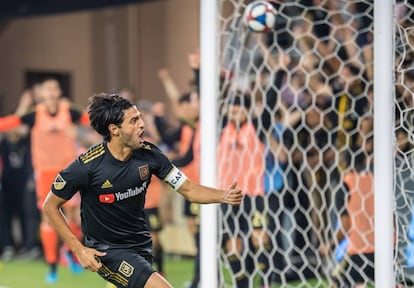 Vela anota un gol con LAFC.