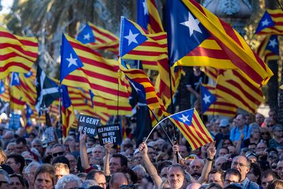 Manifestantes en el acto de conmemoración del 1-O en el Arc del Triomf de Barcelona.