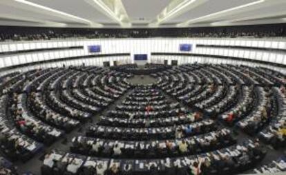 Miembros de la Eurocámara durante una sesión de votación en el Parlamento Europeo en Estrasburgo. EFE/Archivo