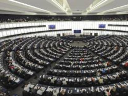 Miembros de la Eurocámara durante una sesión de votación en el Parlamento Europeo en Estrasburgo. EFE/Archivo