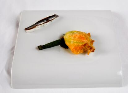 La tierna flor de la verdura envuelta en tempura hecha con sifón, acompañada de anchoas sobre espuma de mozzarella.