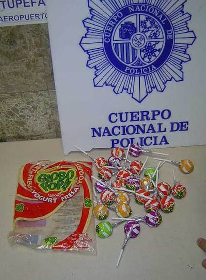 En estos caramelos de palo intervenidos en Barajas hay cocaína.