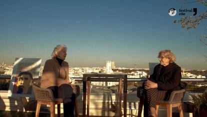 Soledad Gallego-Díaz y Manuela Carmena, en un momento de su encuentro en el Festival Eñe.