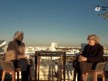 Soledad Gallego-Díaz y Manuela Carmena, en un momento de su encuentro en el Festival Eñe.