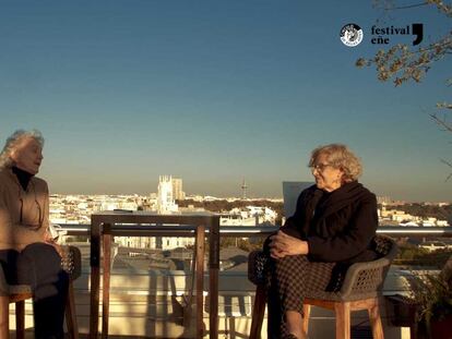 Soledad Gallego-Díaz y Manuela Carmena, en un momento de su encuentro en el Festival Eñe.