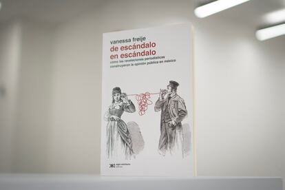 El libro 'De escándalo en escándalo' de la escritora Vanessa Freije.
