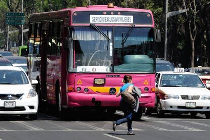 Autobús exclusivo para mujeres en Ciudad de México.