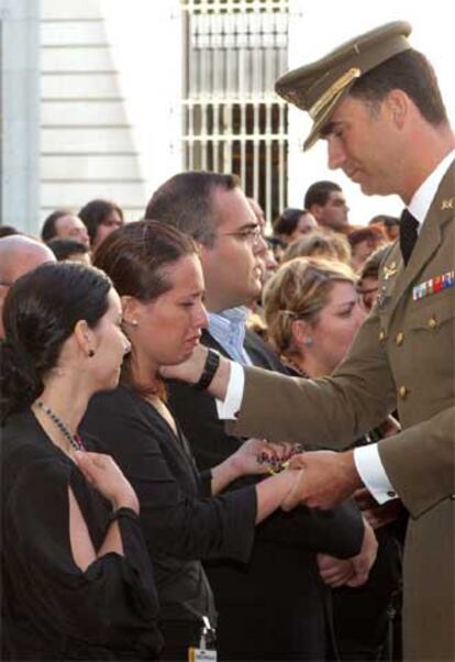 El Prncipe de Asturias ofrece su psame a los familiares de las vctimas a su llegada al funeral.