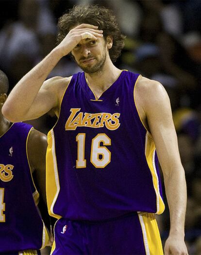 Paul Gasol se lamenta en el partido de los Lakers ante Charlotte