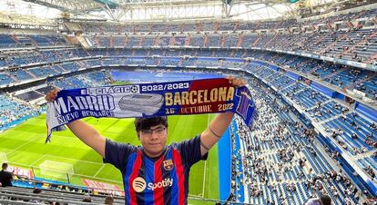 Rodrigo Mancera posa con la camiseta del FC Barcelona en el Bernabéu en la última edición de ElClásico.