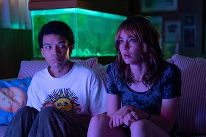 Justice Smith y Brigette Lundy-Paine, en la película 'I Saw the TV Glow" (El brillo de la televisión).