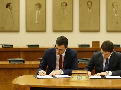 Pedro Sánchez y Albert Rivera, durante la firma de su acuerdo.